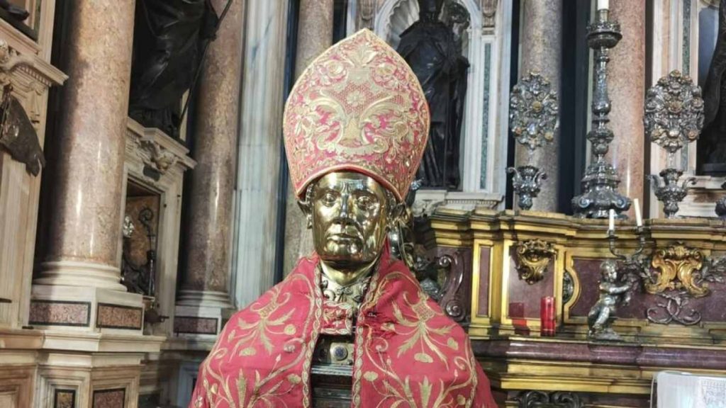 Condannato per il furto della mitria di San Gennaro: un anno e mezzo di pena, ma è già libero
