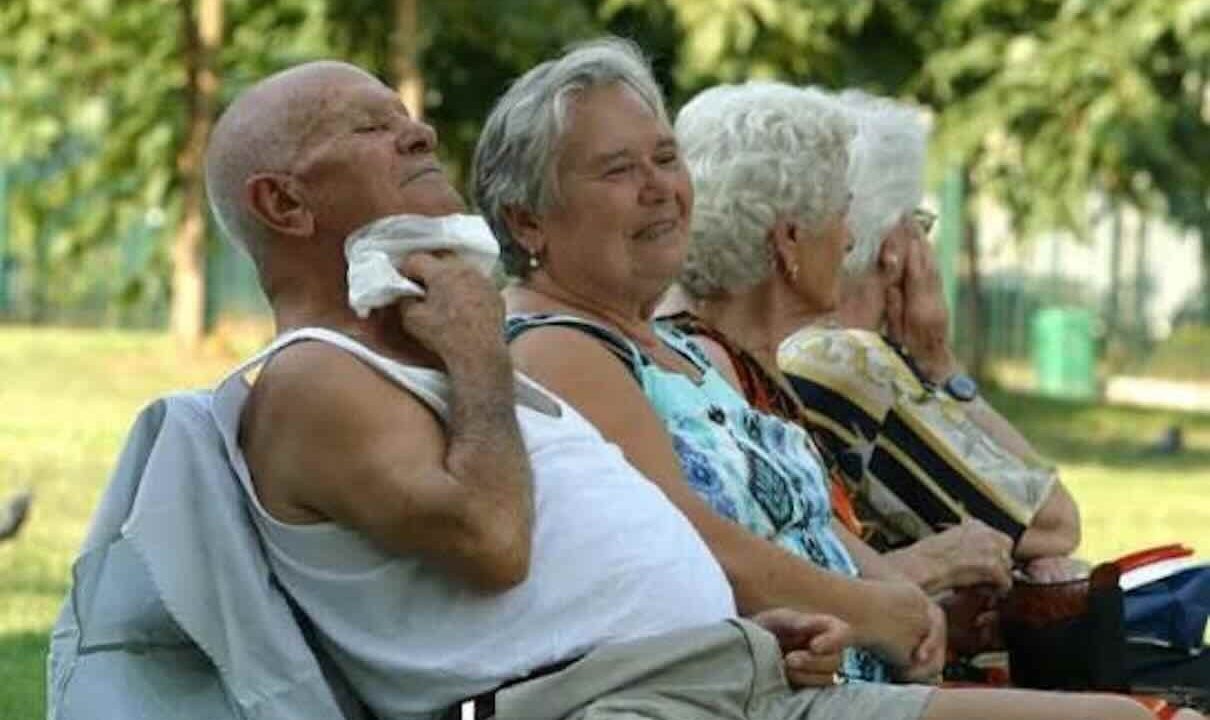 Caldo afoso sabato: aumentano del 3% i decessi tra gli anziani a Napoli