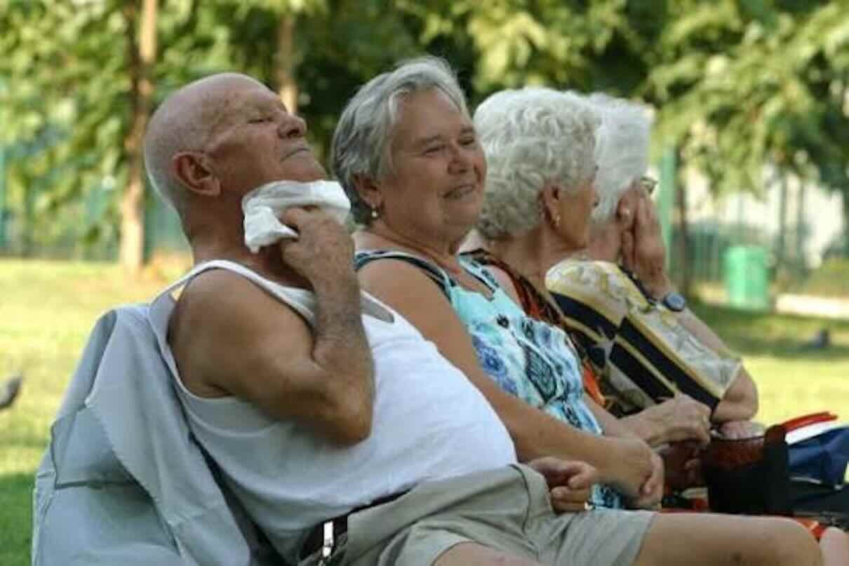 Caldo afoso sabato: aumentano del 3% i decessi tra gli anziani a Napoli
