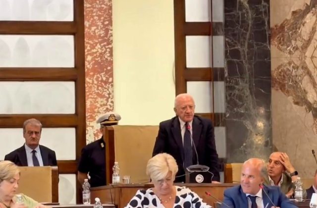 De Luca a Salerno: «Io sono un guerriero pacifico, chi sbaglia si chiarisca»