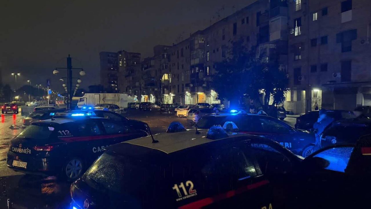 Scampia, operazione dei Carabinieri: giovane arrestato con droga e proiettili nella sua abitazione