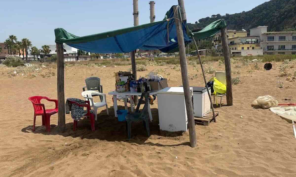 Coroglio, lido abusivo smascherato: la polizia interviene sul posto