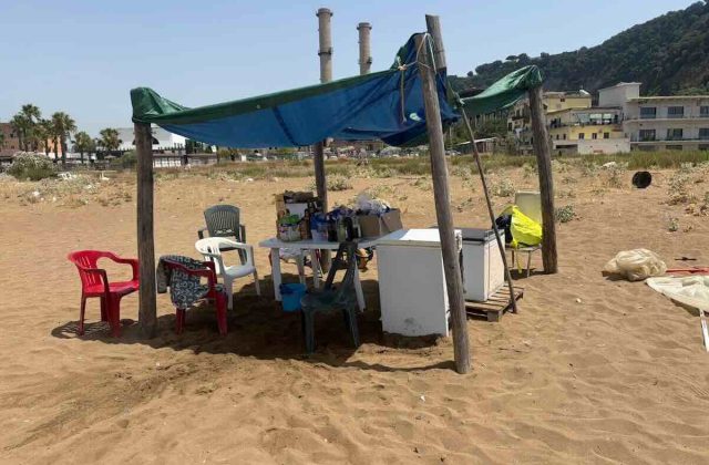 Coroglio, lido abusivo smascherato: la polizia interviene sul posto