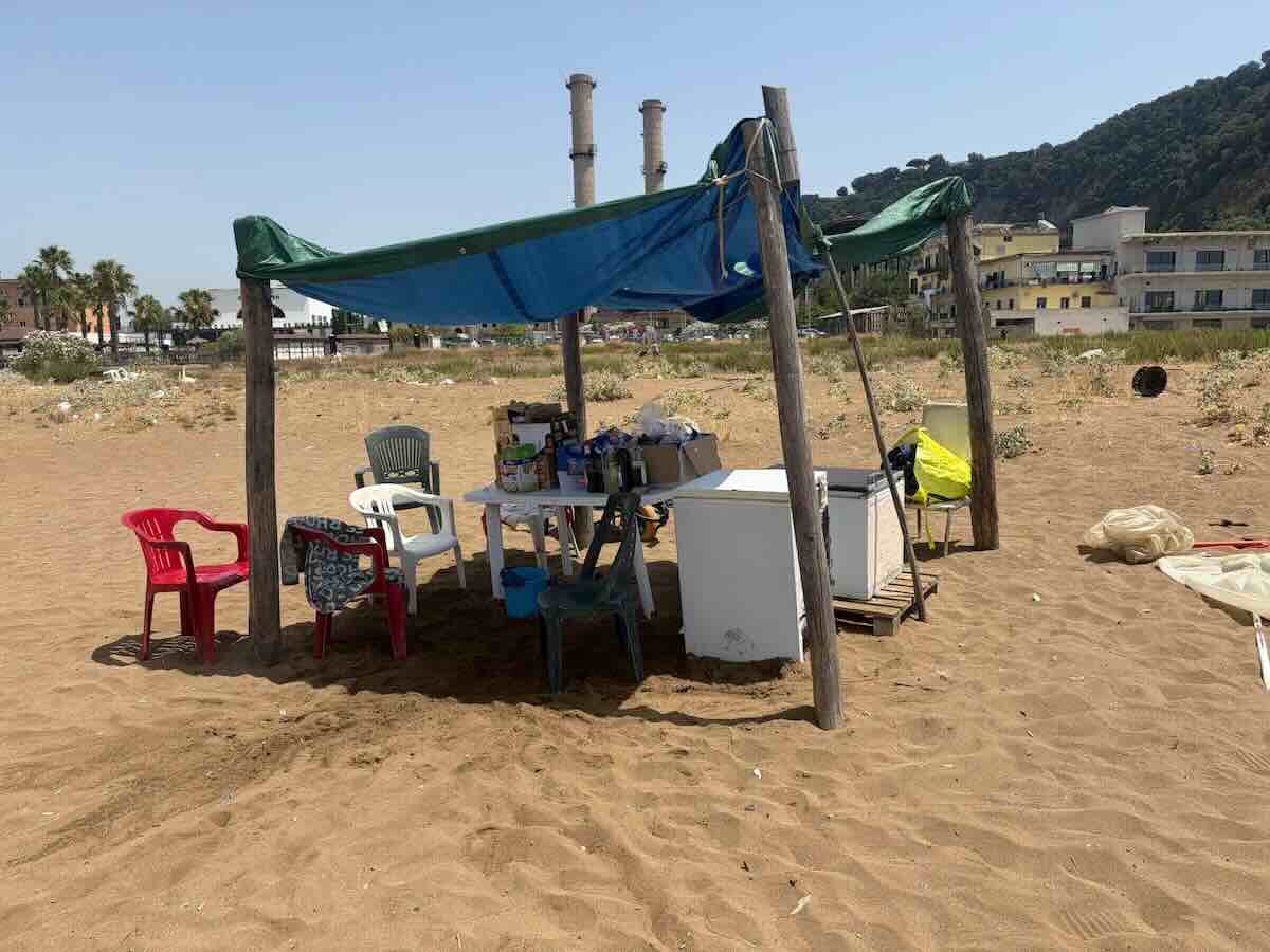 Coroglio, lido abusivo smascherato: la polizia interviene sul posto