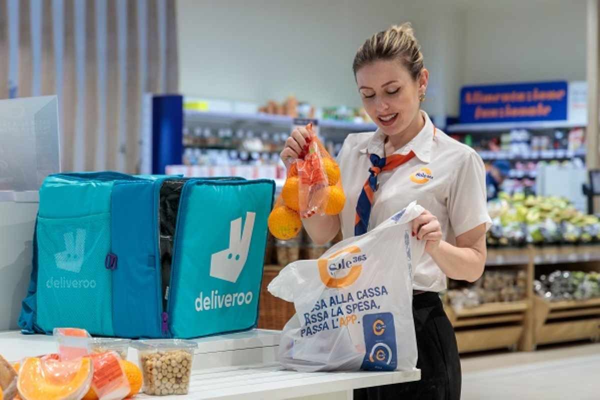 Spesa a domicilio in 30 minuti: Sole365 su Deliveroo, 59 supermercati uniti per la Campania!