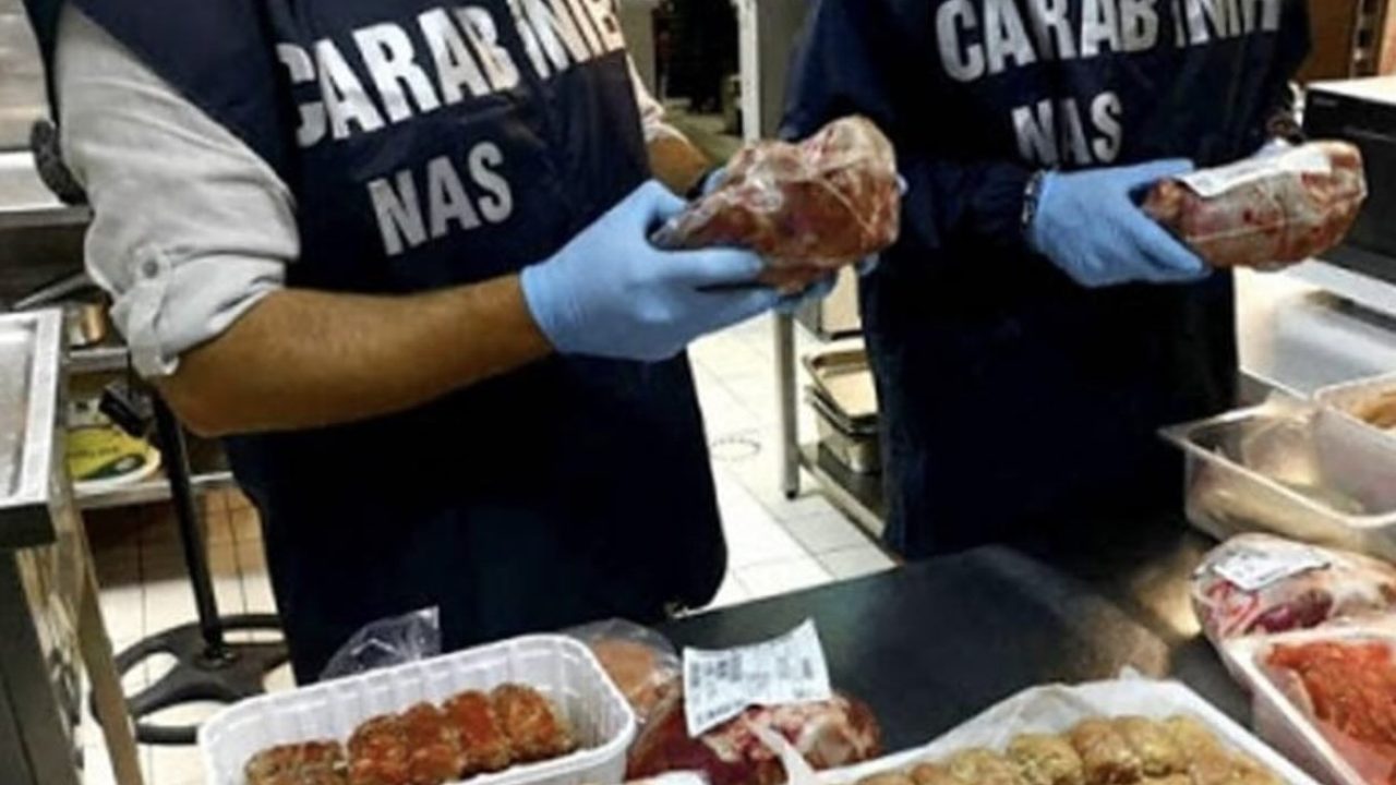 Sorrento, chiuso ristorante abusivo: sequestrati 30 chili di cibo nel centro città