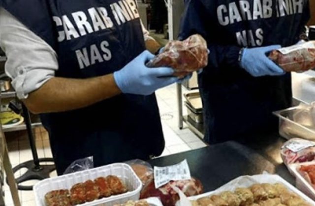 Sorrento, chiuso ristorante abusivo: sequestrati 30 chili di cibo nel centro città