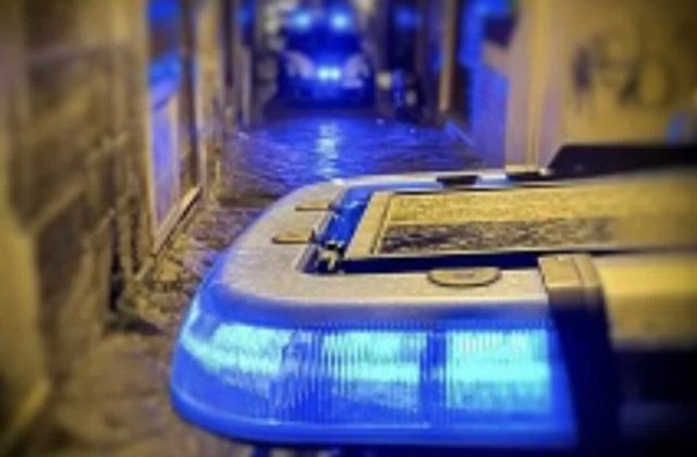 Napoli, rapina in centro: la vittima non si arrende e blocca il ladro prima dell’arrivo della polizia