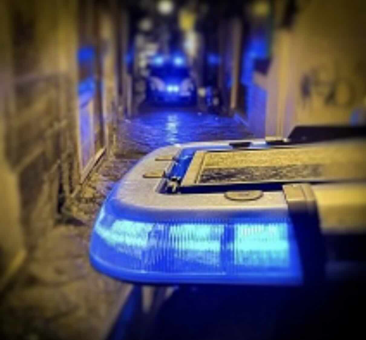 Napoli, rapina in centro: la vittima non si arrende e blocca il ladro prima dell’arrivo della polizia