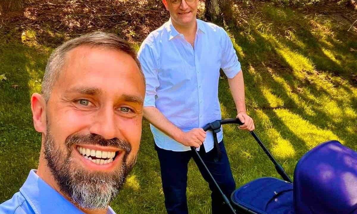 Dimissioni per Spahn: la controversa scelta della maternità surrogata sconvolge la politica tedesca
