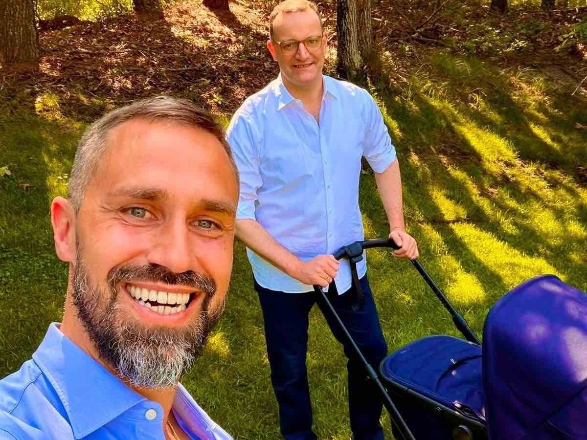 Dimissioni per Spahn: la controversa scelta della maternità surrogata sconvolge la politica tedesca