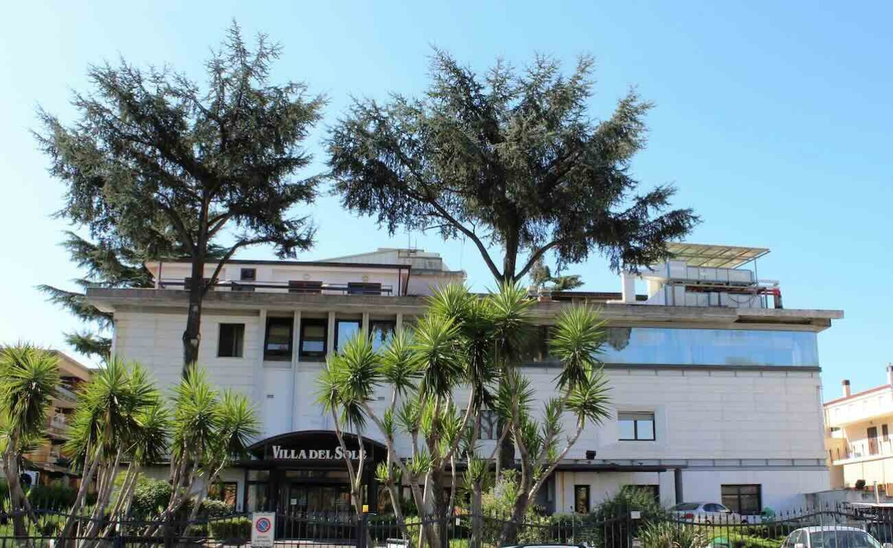 Processo a «Villa del Sole»: due ortopedici accusati dopo intervento sbagliato che ha devastato una spalla