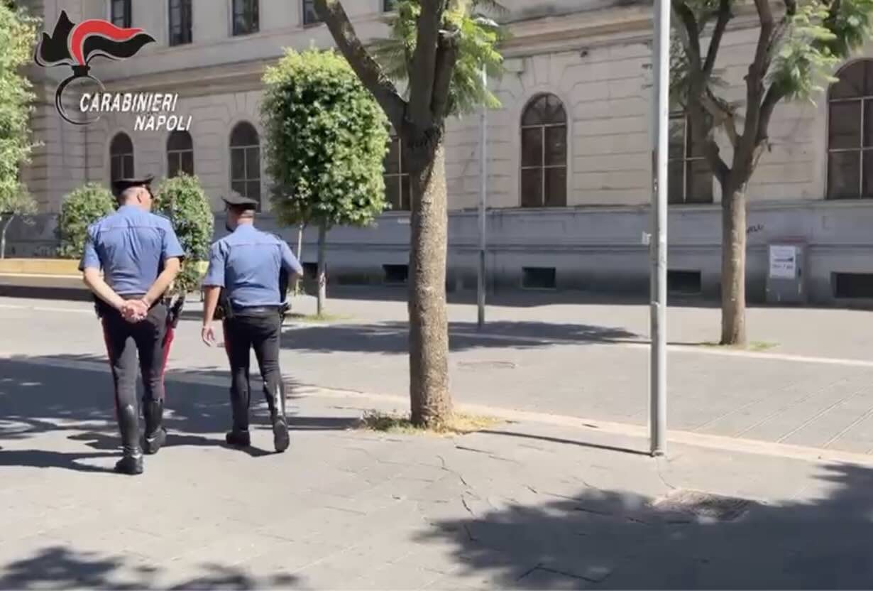 Gioielleria nel mirino a Sant’Antimo: cinque giovani bloccati dopo la sparatoria