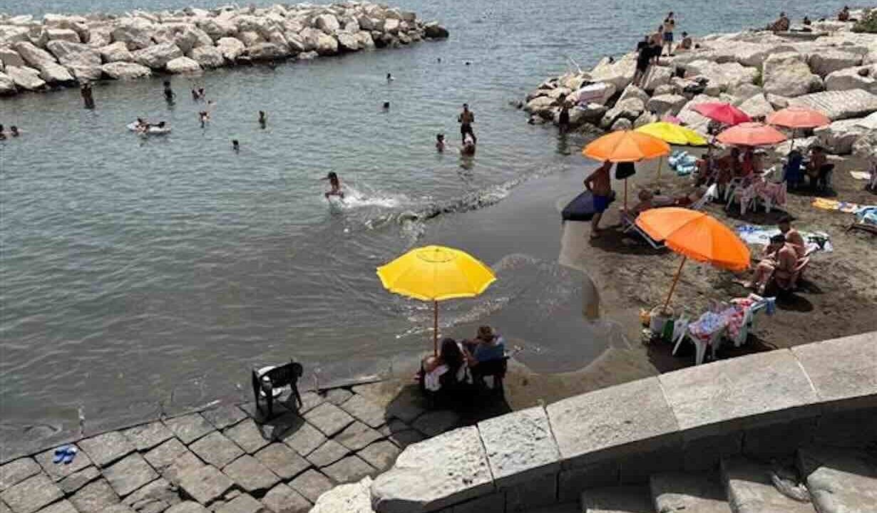 Colonna Spezzata: scoperto lido abusivo in zona a rischio crolli