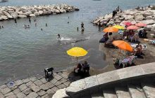 Colonna Spezzata: scoperto lido abusivo in zona a rischio crolli