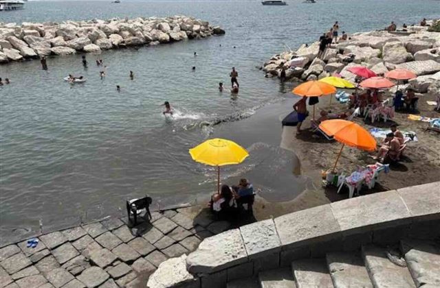 Colonna Spezzata: scoperto lido abusivo in zona a rischio crolli