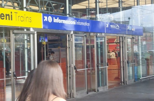 Aggressione in Stazione a Napoli: 16enne molestata, la folle reazione dei parenti bloccano l’aggressore
