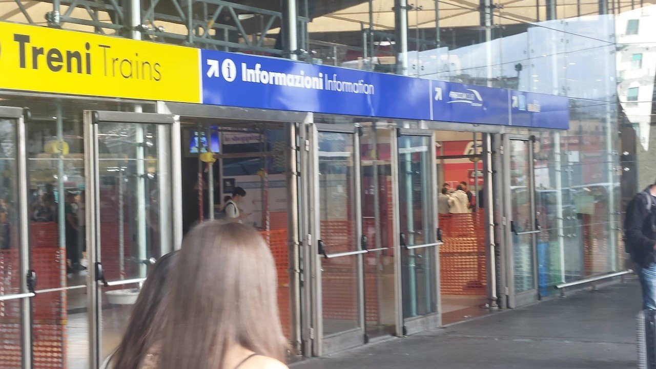 Aggressione in Stazione a Napoli: 16enne molestata, la folle reazione dei parenti bloccano l’aggressore
