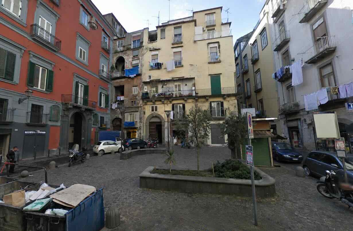 Proiettile nei pressi di un B&B a Napoli: la paura di un turista