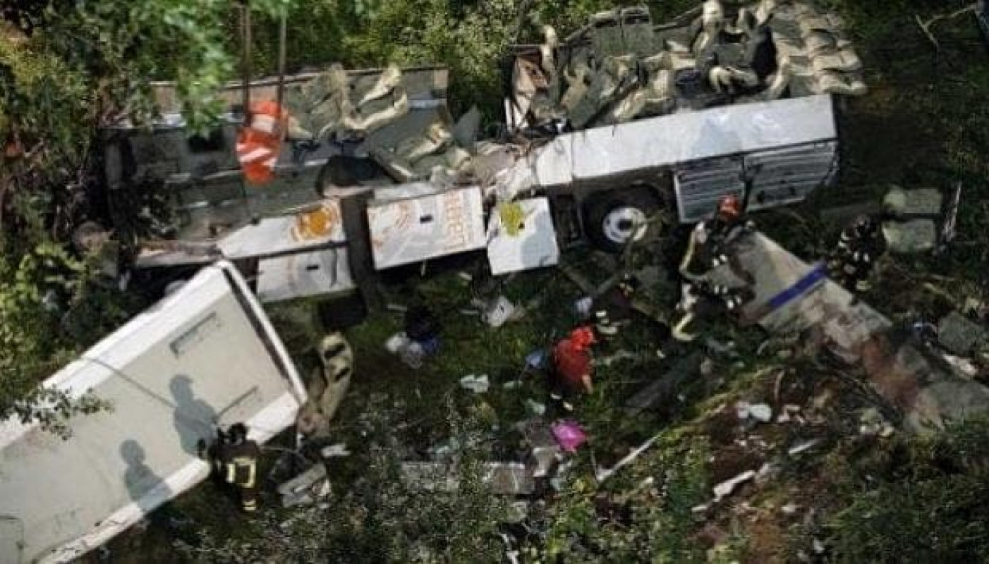 Acqualonga in lutto, Pozzuoli e Irpinia si stringono nel ricordo delle 40 vittime