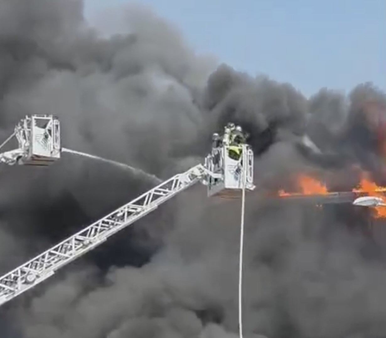 Striano in preda alle fiamme: distrutto il capannone della CEMI, famiglie in allerta