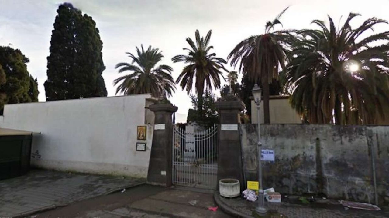 Torre Annunziata, dramma al cimitero: uomo spara all’ex moglie e si barrica in una congrega
