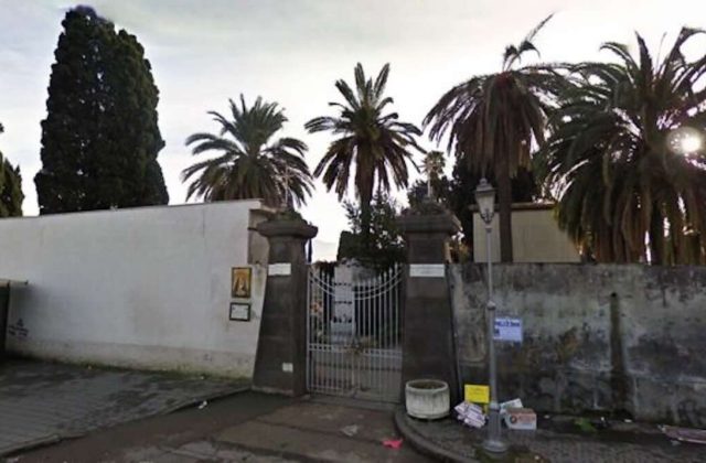Torre Annunziata, dramma al cimitero: uomo spara all’ex moglie e si barrica in una congrega