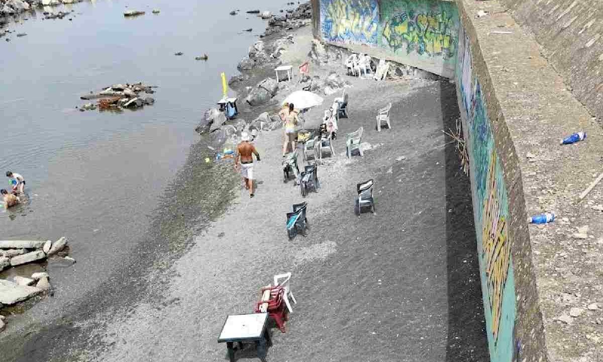 Torre del Greco, spiagge libere sotto controllo: sequestrati 40 oggetti dalla Guardia Costiera