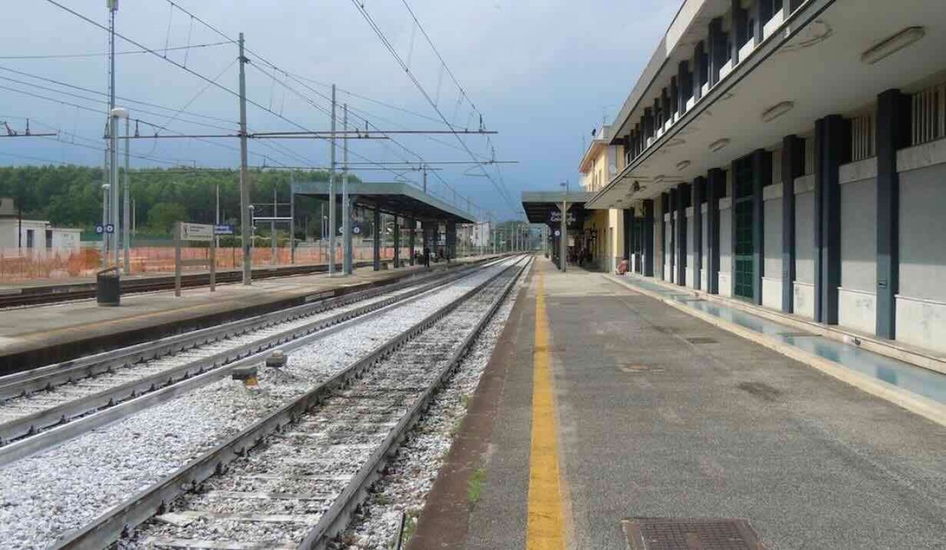 Giovane operaio RFI perde la vita in un tragico incidente sul lavoro nel Casertano