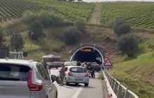 Eboli in lutto dopo l’incidente fatale: centauro perde la vita nella galleria della Cilentana, compagna…