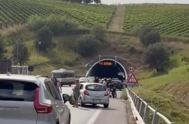 Eboli in lutto dopo l’incidente fatale: centauro perde la vita nella galleria della Cilentana, compagna…