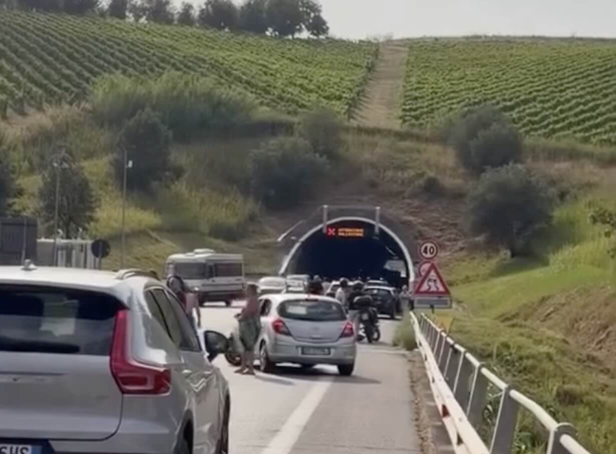 Eboli in lutto dopo l’incidente fatale: centauro perde la vita nella galleria della Cilentana, compagna…