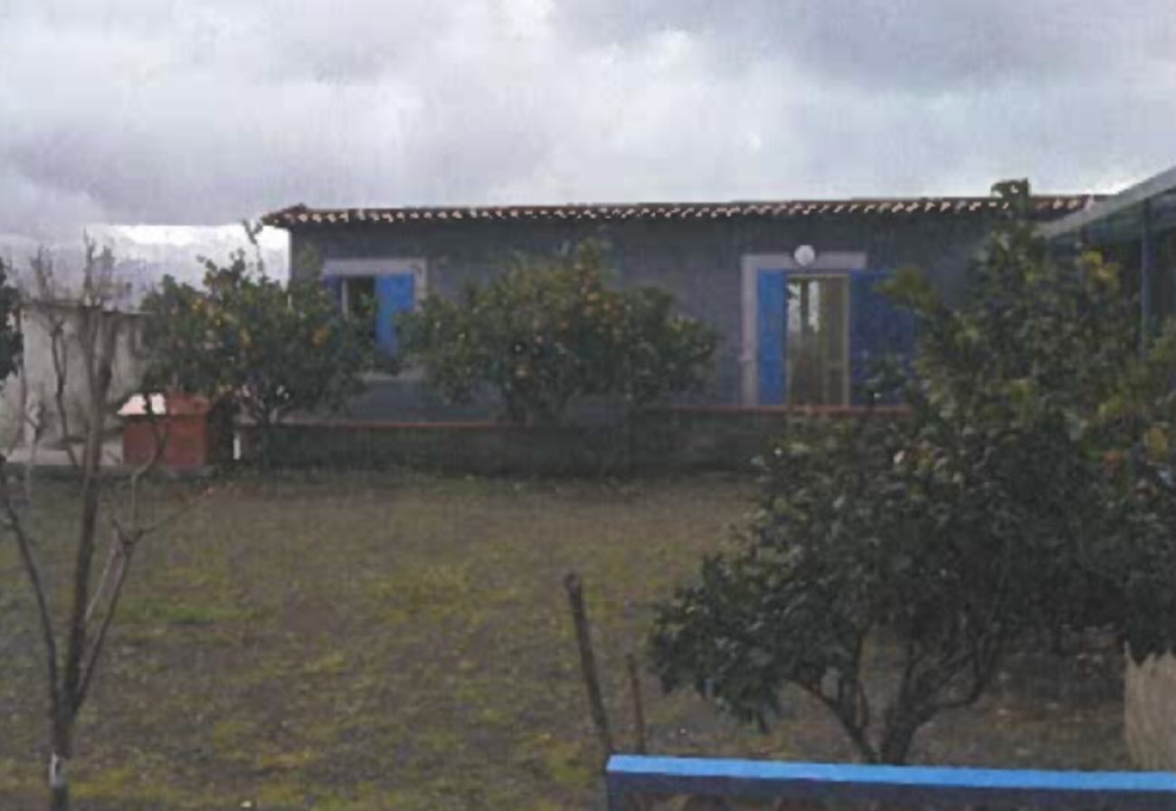 Trecase, battaglia contro l’abusivismo: abbattuti tre edifici nella zona rossa del Vesuvio