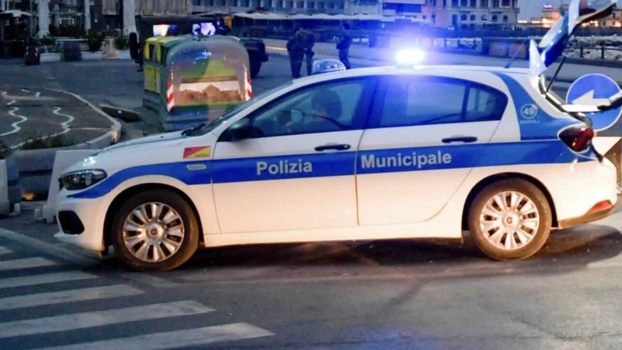 Napoli, scoperta una vettura rubata: smascherata la truffa delle auto clonate