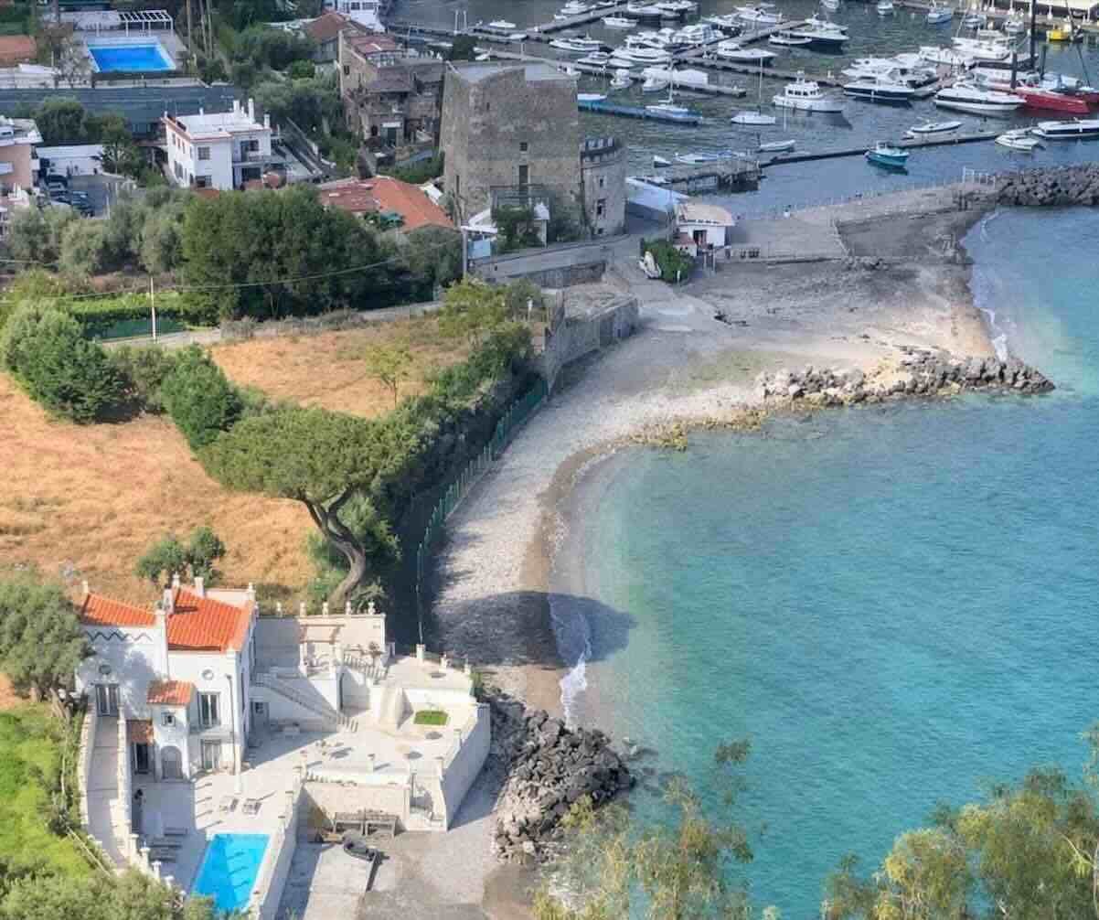 Vico Equense, mare negato: cittadini in protesta contro i lucchetti delle spiagge pubbliche