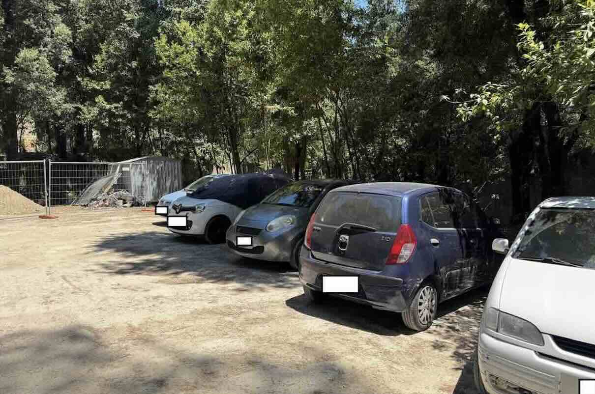 Villa Floridiana nel caos: parcheggio abusivo preoccupa i residenti