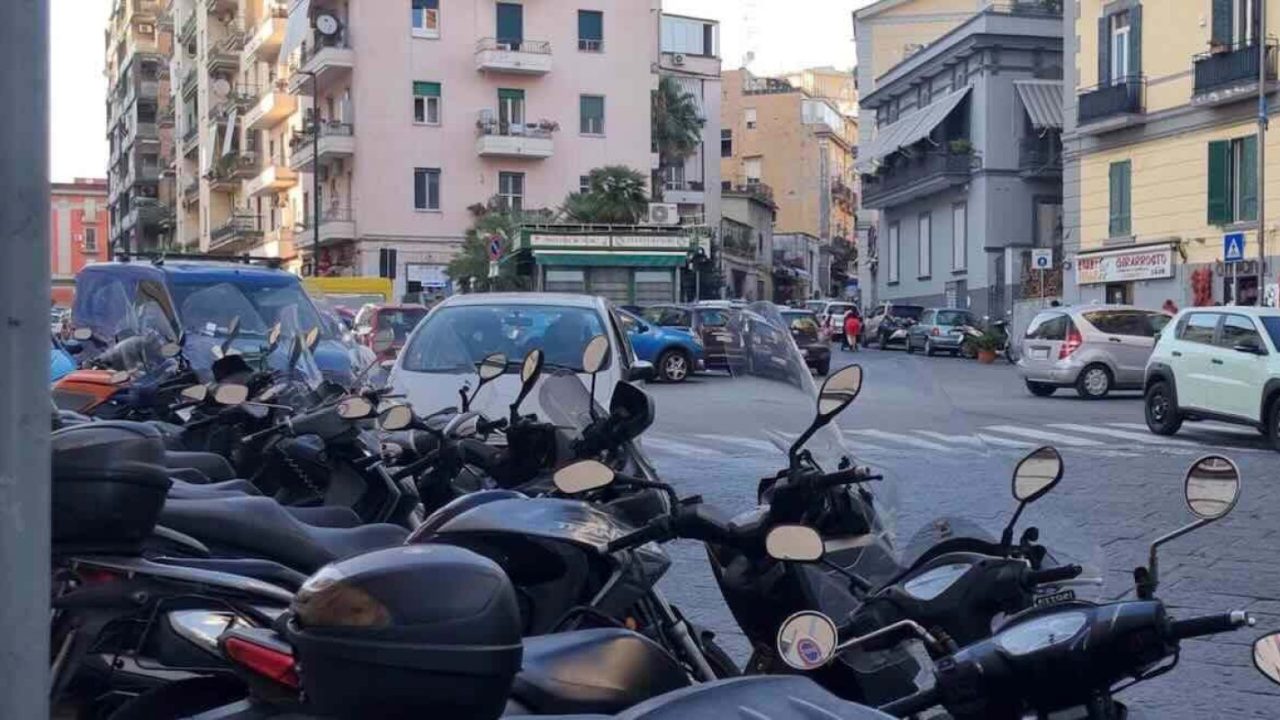 Vomero, Borgo di Antignano: l’isola pedonale trasformata in sosta selvatica, residenti in allerta