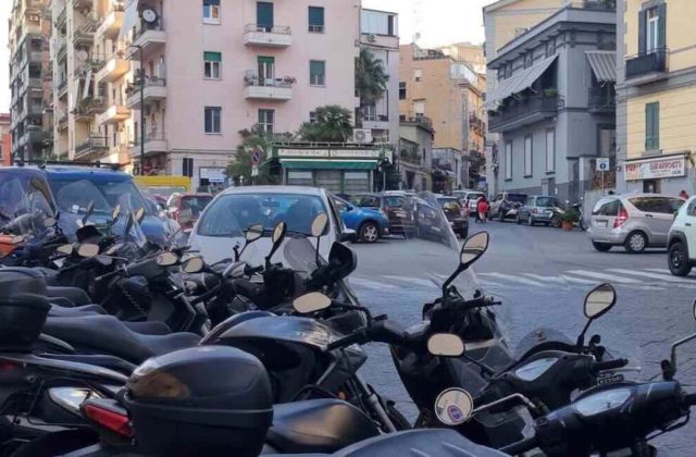 Vomero, Borgo di Antignano: l’isola pedonale trasformata in sosta selvatica, residenti in allerta