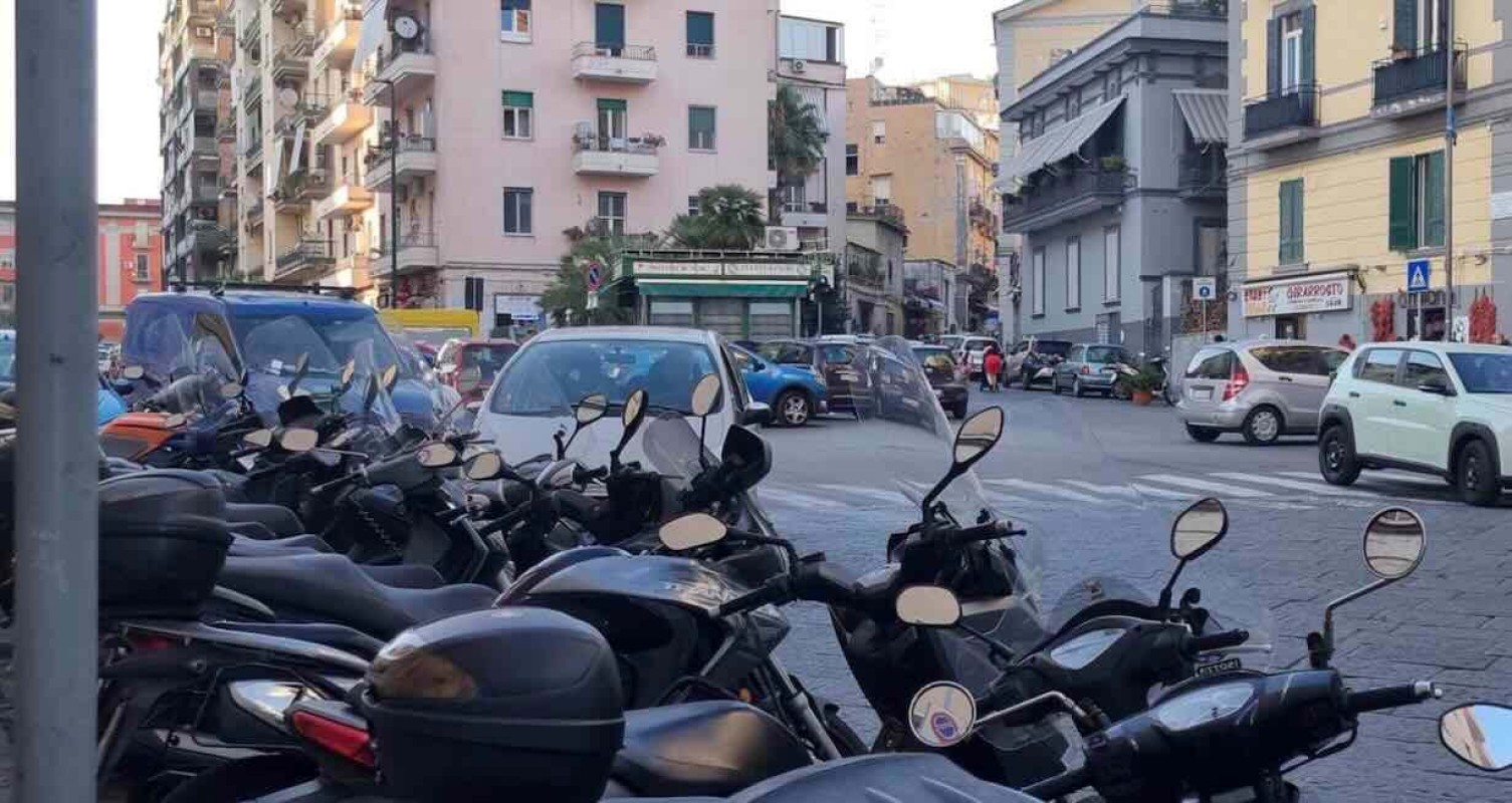 Vomero, Borgo di Antignano: l’isola pedonale trasformata in sosta selvatica, residenti in allerta