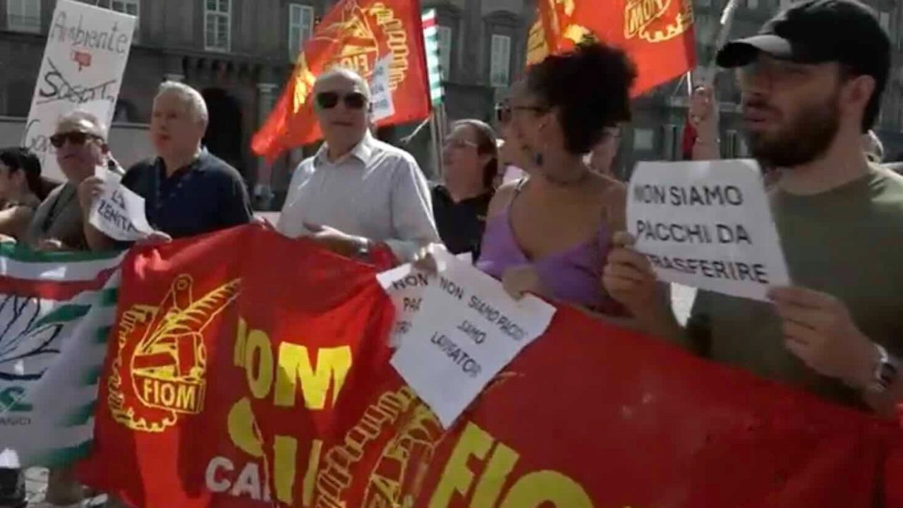 Sciopero a Napoli: i lavoratori di Zenita Group in protesta contro la chiusura della sede, attesa per il…