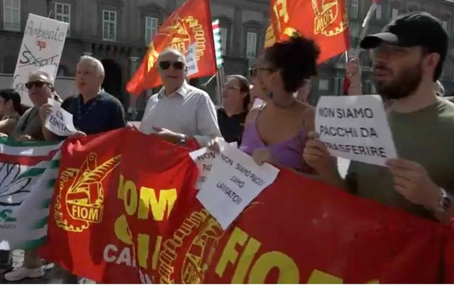 Sciopero a Napoli: i lavoratori di Zenita Group in protesta contro la chiusura della sede, attesa per il…