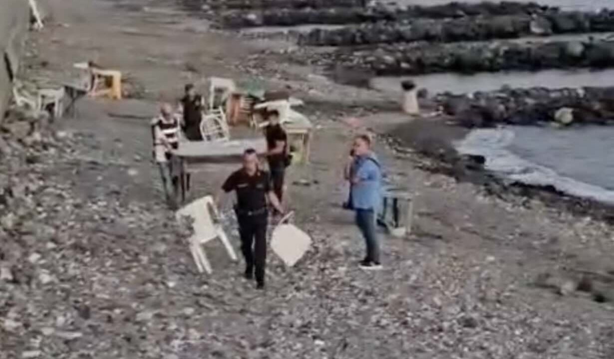 Torre del Greco, blitz della Guardia Costiera: 1.500 metri quadri di spiaggia libera ripristinati dopo il sequestro di oltre 200 attrezzature balneari abusivamente occupate