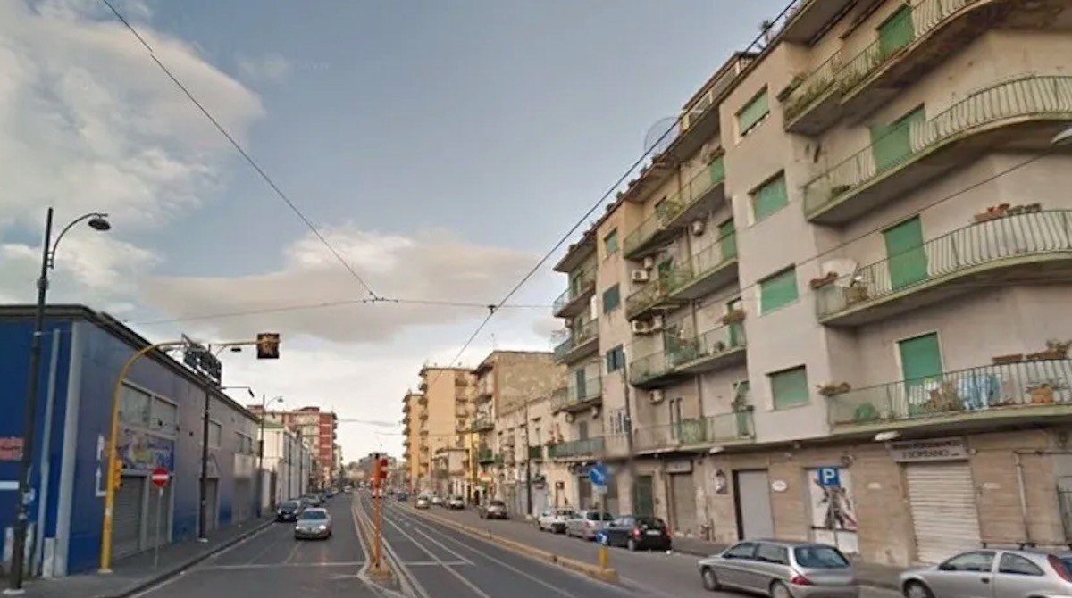 Flagrante operazione a Napoli: bloccato pusher dopo cessione di cocaina in via Stadera