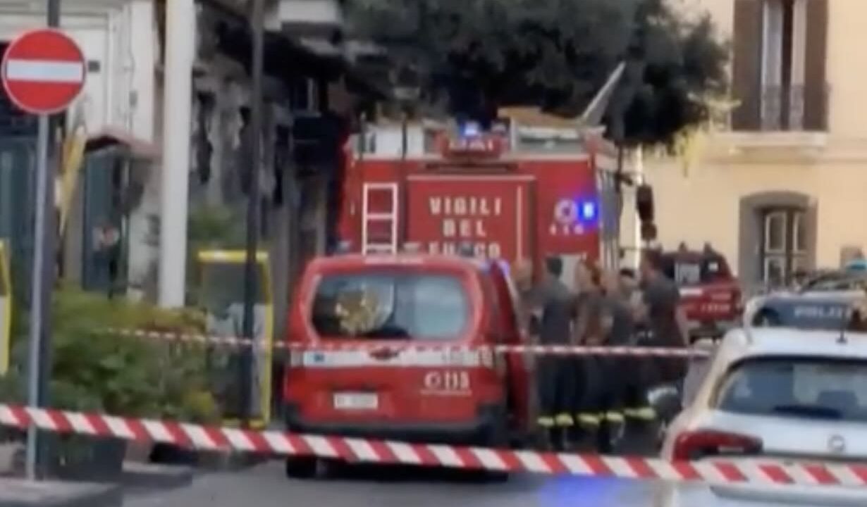 Gianturco, dopo ore di tensione si conclude l’assedio: il barricatore si arrende alla polizia