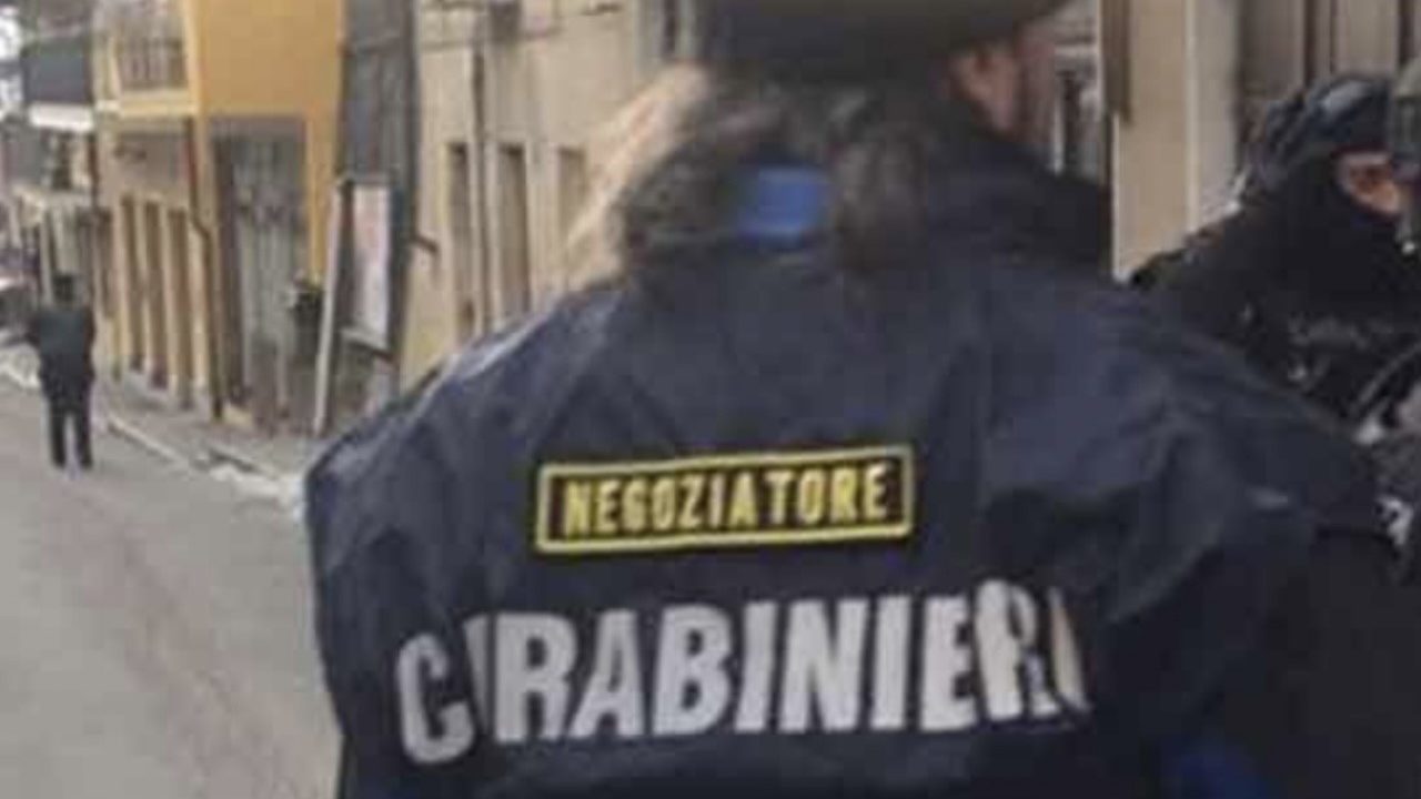 Allerta a Napoli: trattativa in corso per disinnescare una situazione critica in via Gianturco