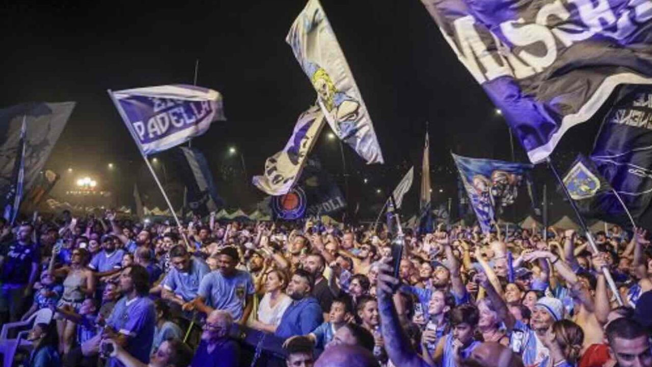 60.000 cuori azzurri si riuniscono in Piazza del Plebiscito per il Centenario: una festa che fa battere Napoli!