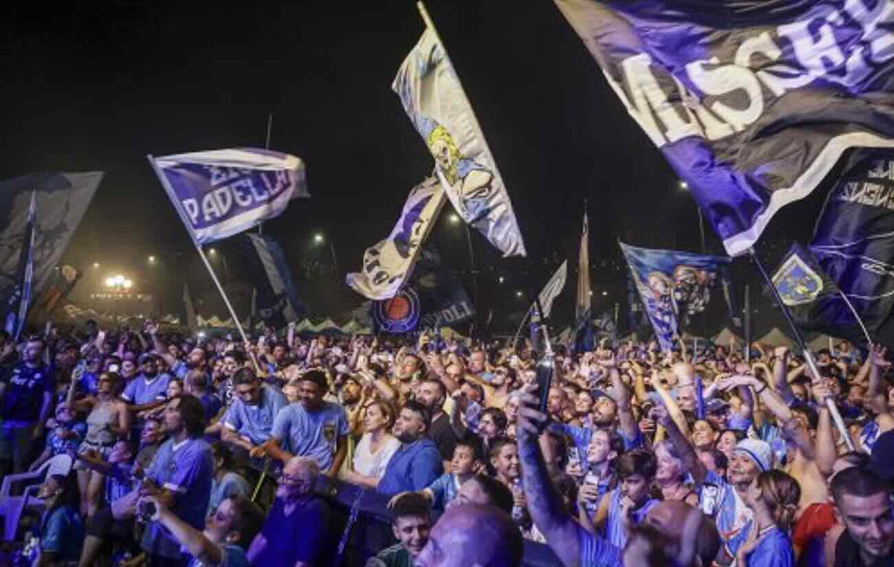 60.000 cuori azzurri si riuniscono in Piazza del Plebiscito per il Centenario: una festa che fa battere Napoli!