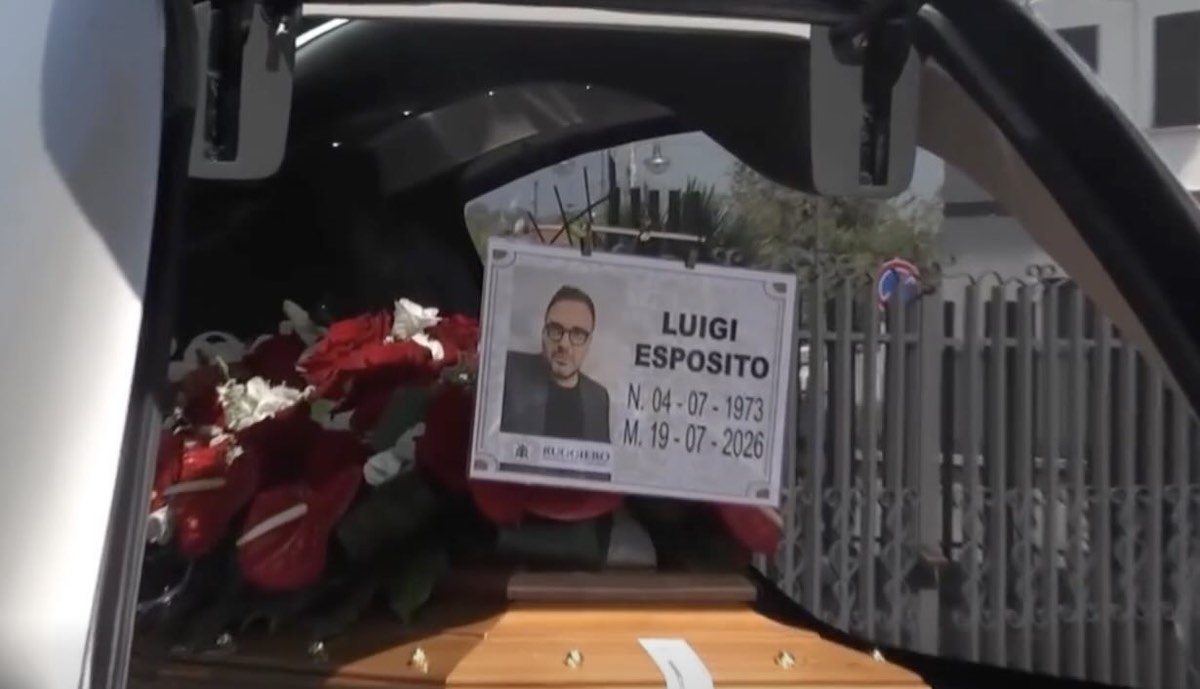 Napoli in lutto per Luca Esposito: amici e colleghi si stringono all’ultimo saluto