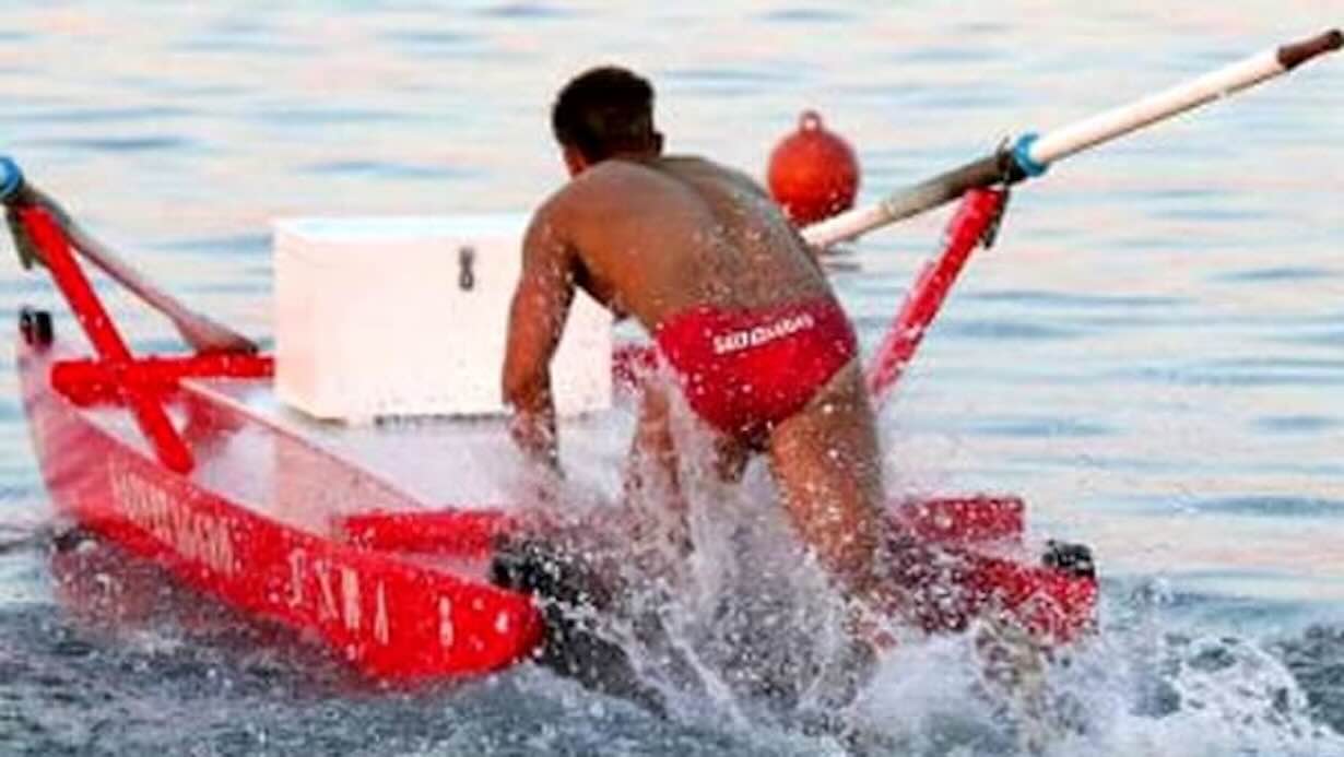 Coraggio in mare: bagnino di Mondragone salva due bambini da onde minacciose