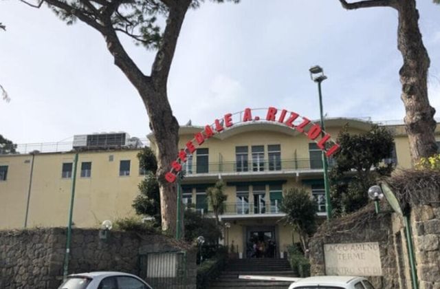 Accoltellamento a Ischia: ventenne ferito, la parentela con un ‘presunto boss’ complica le indagini